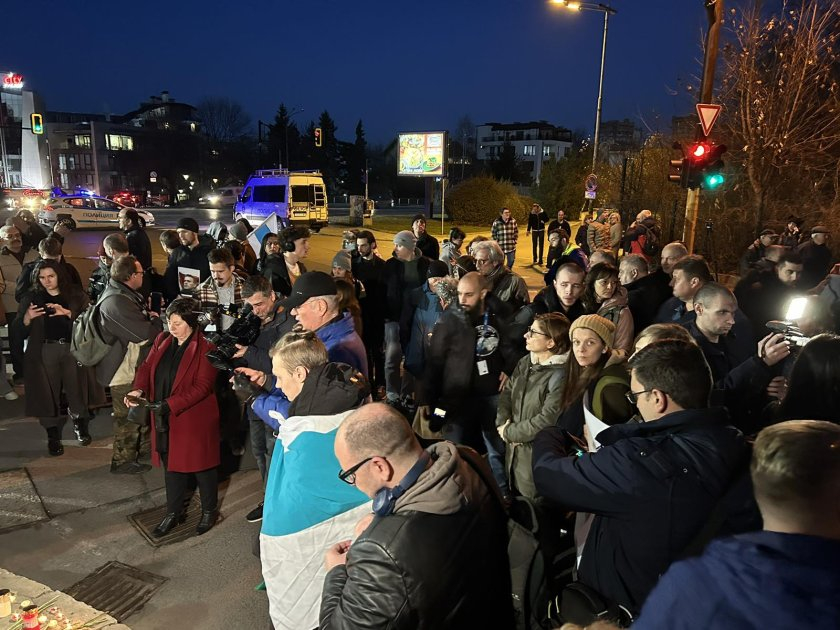 Гъмжи от полиция пред руското посолство, гневни граждани излязоха на протест СНИМКИ