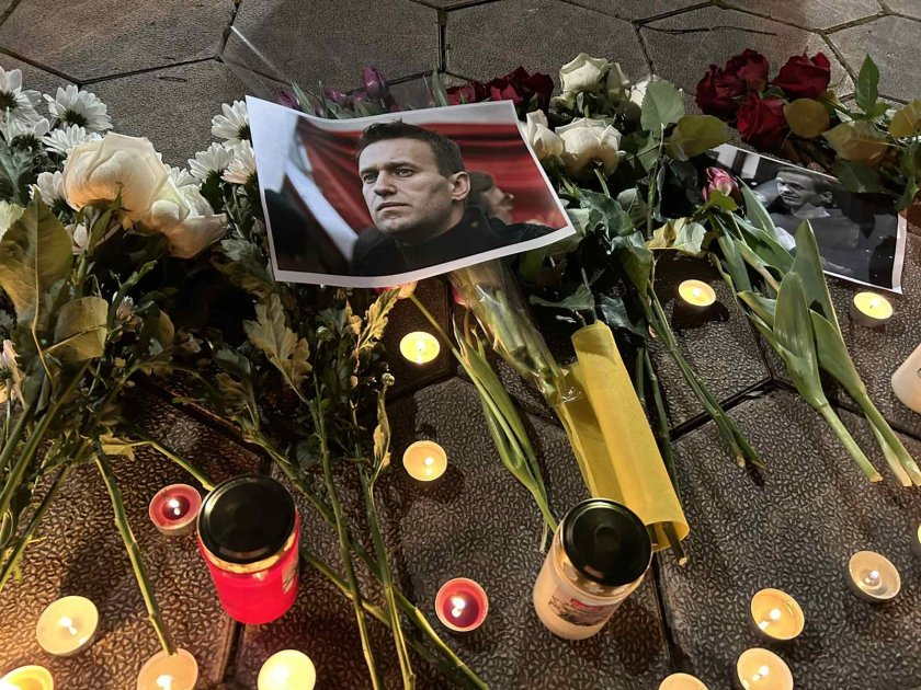 Гъмжи от полиция пред руското посолство, гневни граждани излязоха на протест СНИМКИ