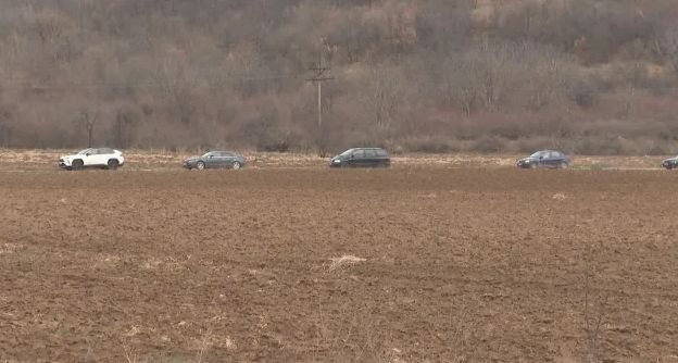 Падат зъби, чупят се коли: Калната истина за БГ пътищата, а в Северозапада реват и ликуват! СНИМКИ