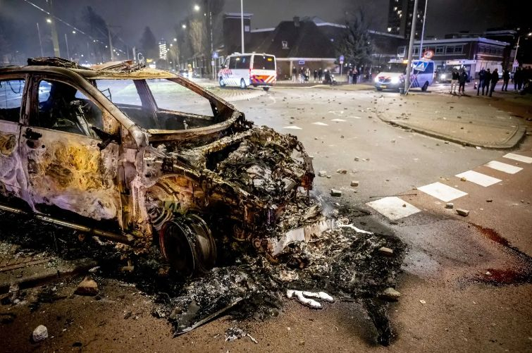 Извънредно положение в Хага, подивели мигранти рушат, палят, бият наред СНИМКИ