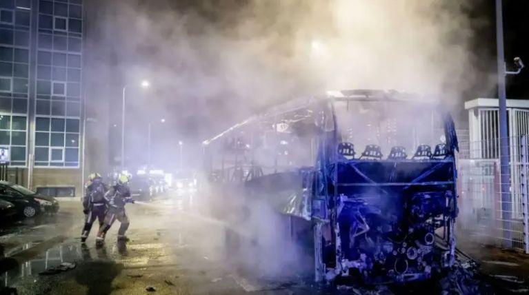 Извънредно положение в Хага, подивели мигранти рушат, палят, бият наред СНИМКИ