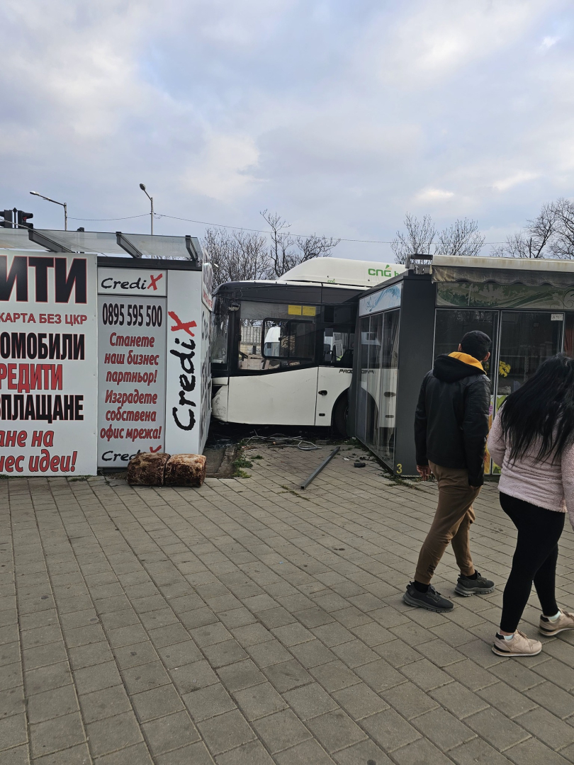 Кошмар в София: Автобус навлезе в насрещното, прегази три коли и... СНИМКИ