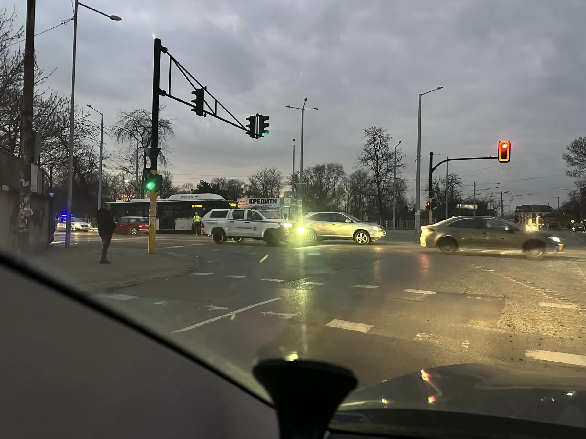 Кошмар в София: Автобус навлезе в насрещното, прегази три коли и... СНИМКИ