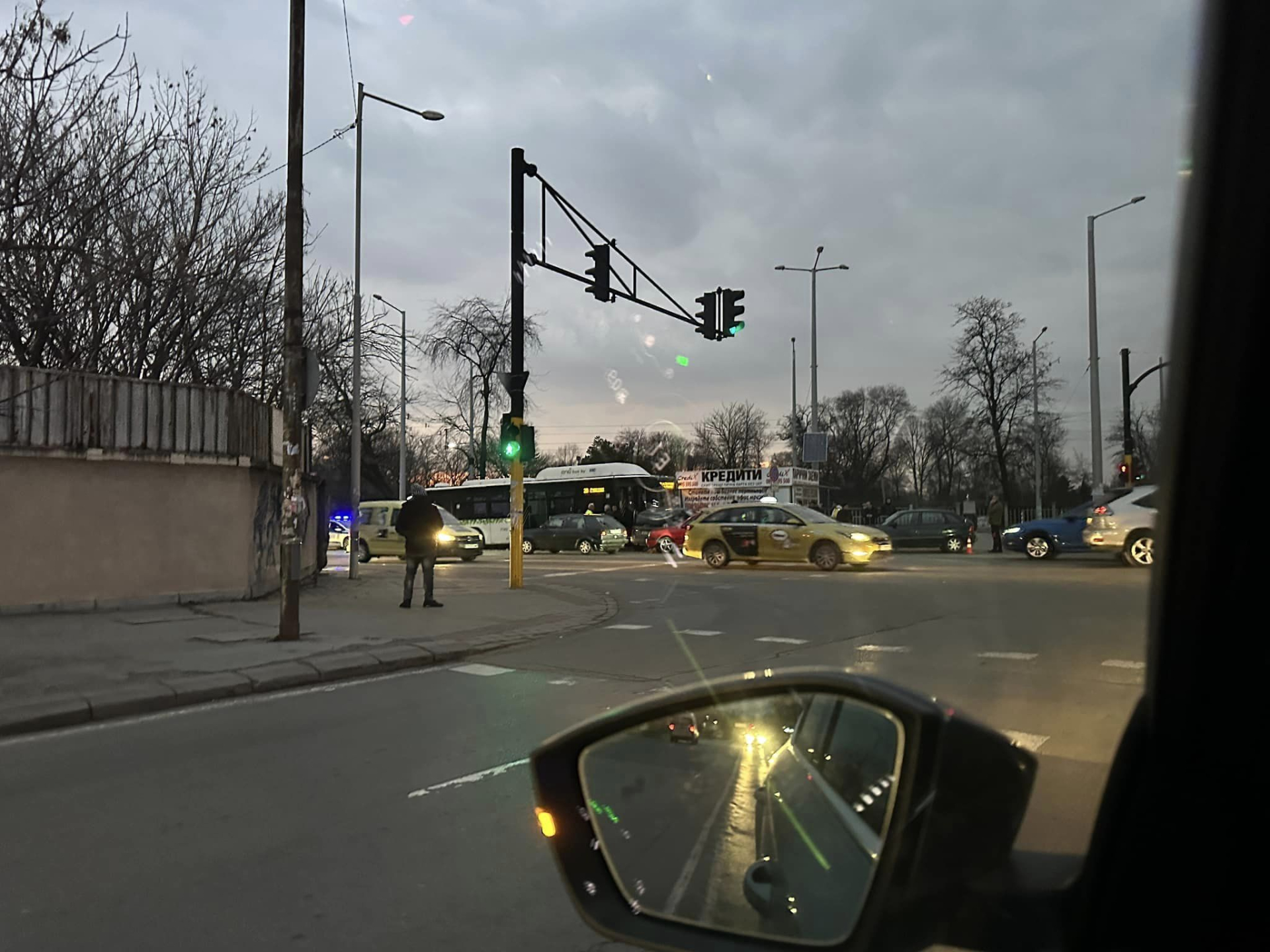 Кошмар в София: Автобус навлезе в насрещното, прегази три коли и... СНИМКИ
