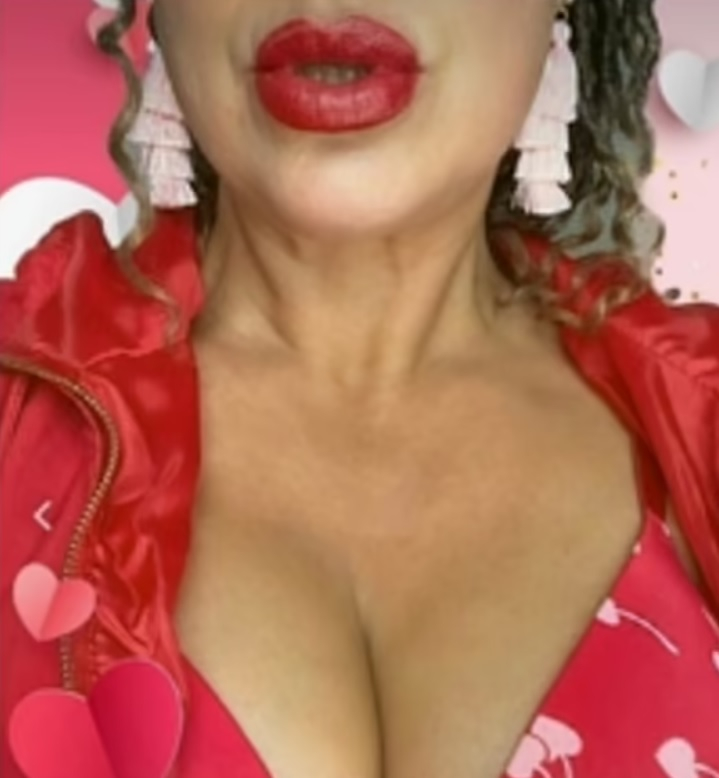 Учителка пусна откровени СНИМКИ 18+ в мрежата и загуби работата си 