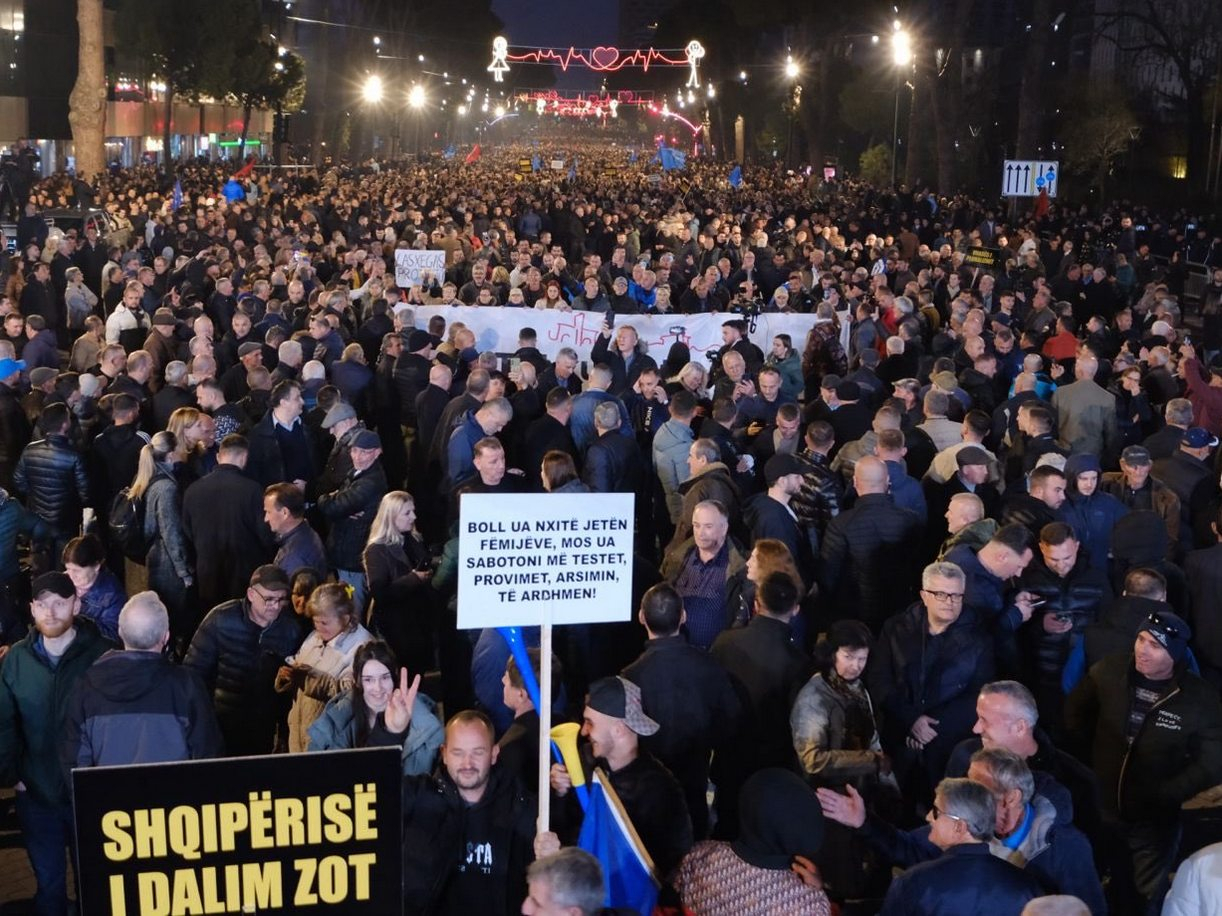В Албания става страшно, Тирана потъна в хаос насред протести 