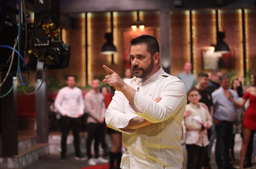 Изритаха участник от Hell's Kitchen на метри от финала