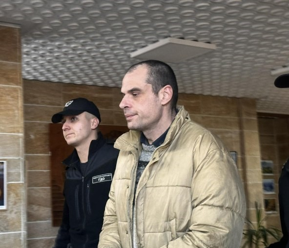 Даниел, който отряза главата на майка си, отърва затвора заради...