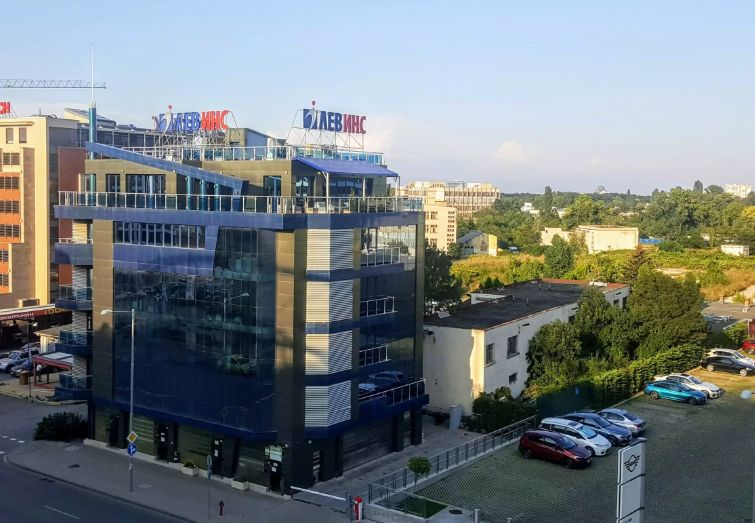 Спецакция в централата на „Лев Инс“, сградата е блокирана