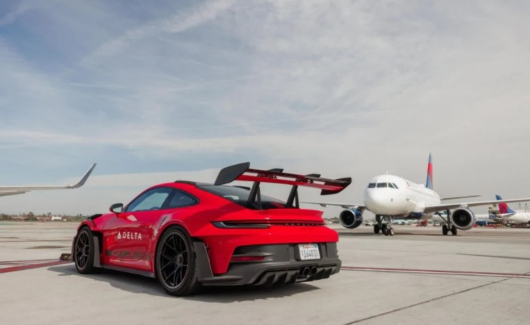 Вижте къде закъснелите пътници се превозват до самолета с бързо Porsche ВИДЕО