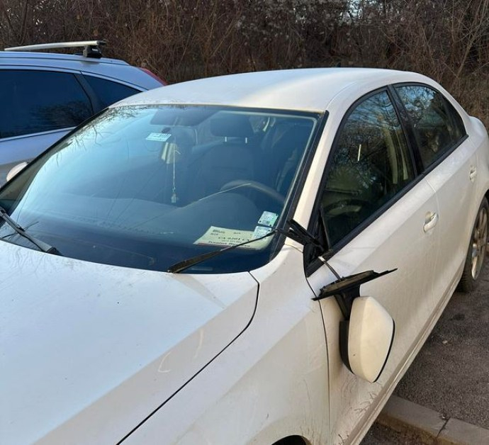 Жена паркира колата си в кв. "Гео Милев", а след няколко часа я завари така СНИМКА