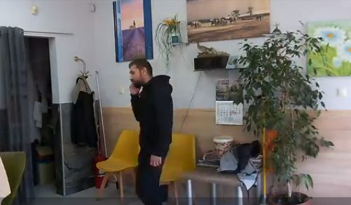 Младеж направи нещо много долно във фризьорски салон, ВИДЕО запечата всичко 