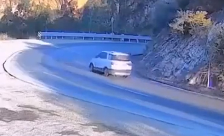 Омагьосан участък: Много автомобили катастрофират на този завой ВИДЕО