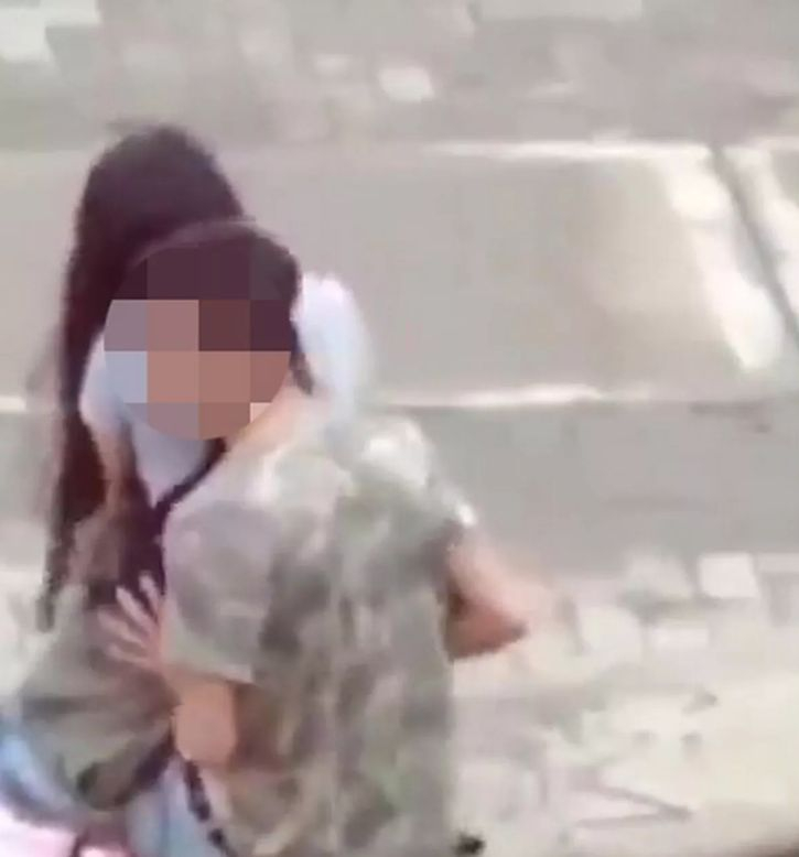 Двойка не се посвени, отдаде се на разюздан секс в парка пред очите на минувачите СНИМКА 18+
