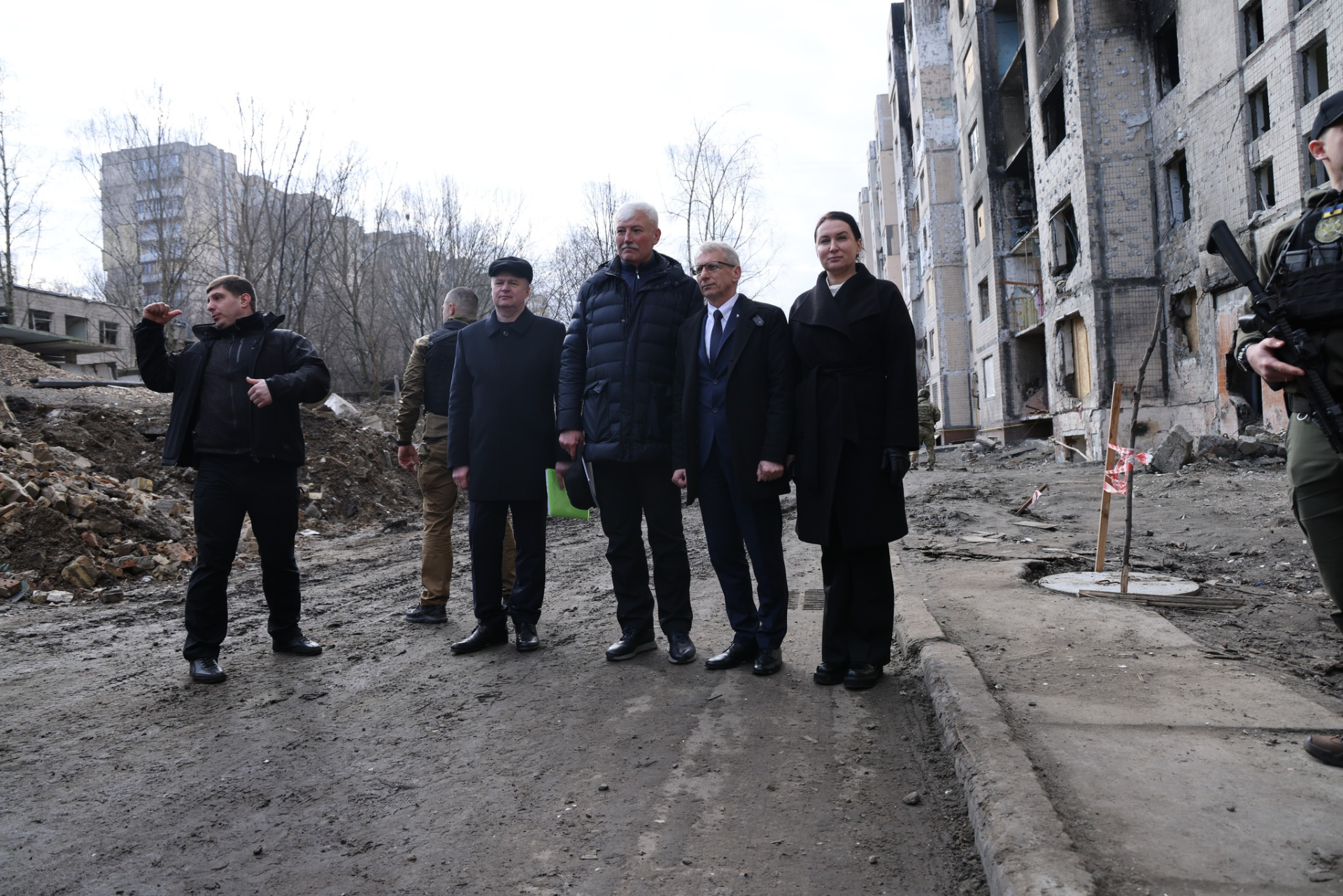 Денков нагази в кал и отломки от руски обстрел в Киев СНИМКИ