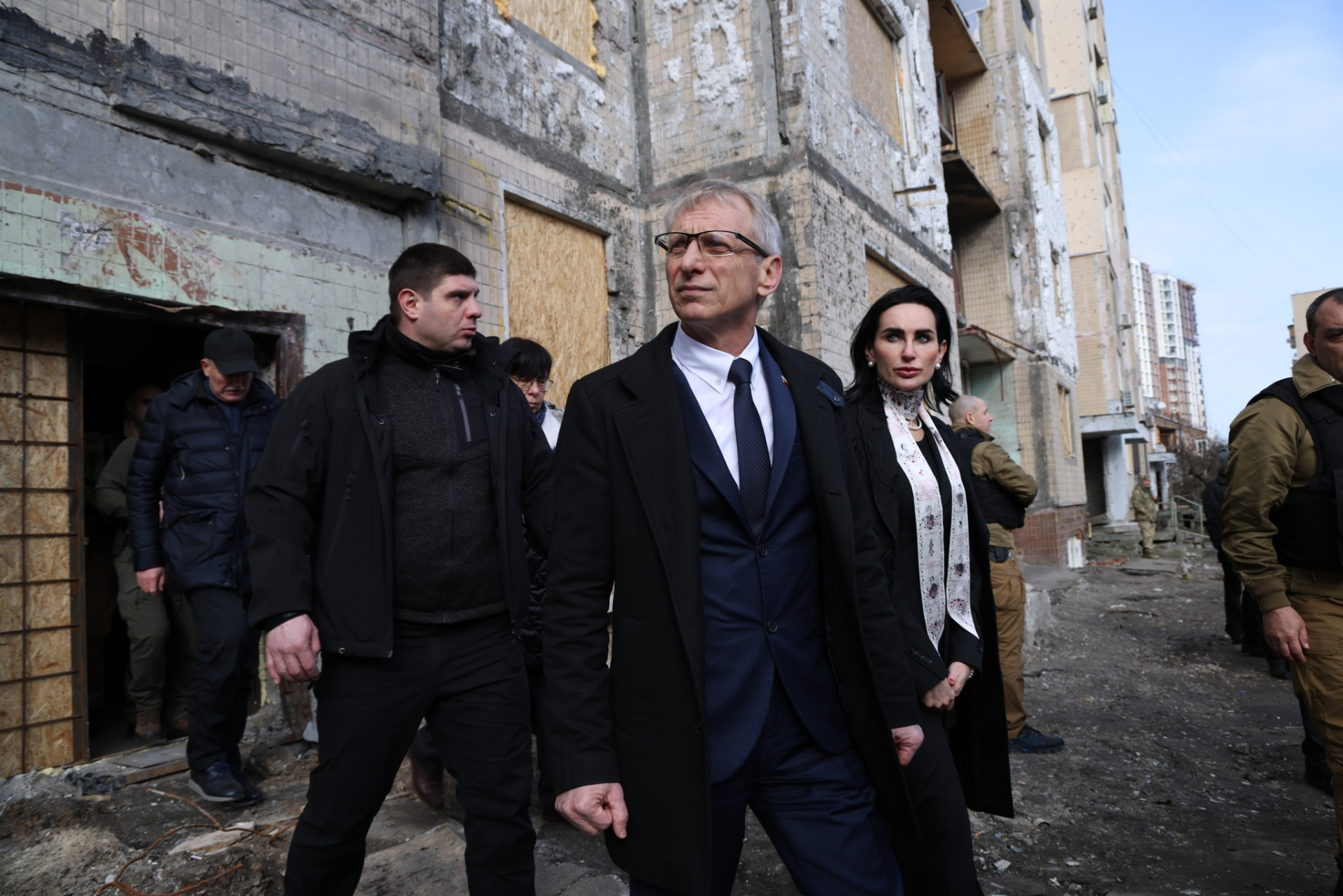Денков нагази в кал и отломки от руски обстрел в Киев СНИМКИ