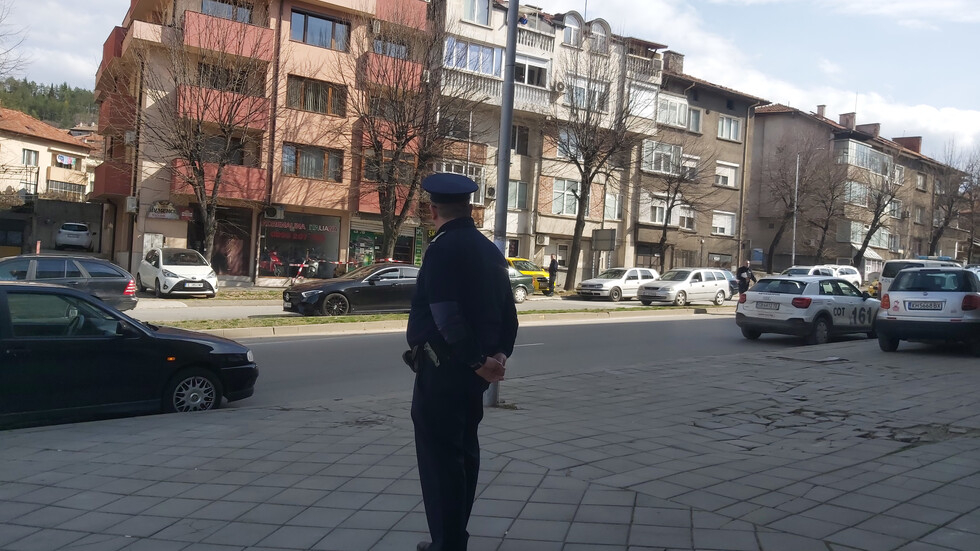 Въоръжен обир посред бял ден в Благоевград! СНИМКИ
