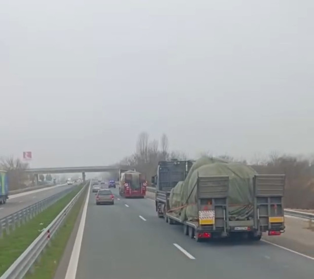 Шофьорите по АМ "Тракия" ококориха очи заради военна техника на KFOR СНИМКА