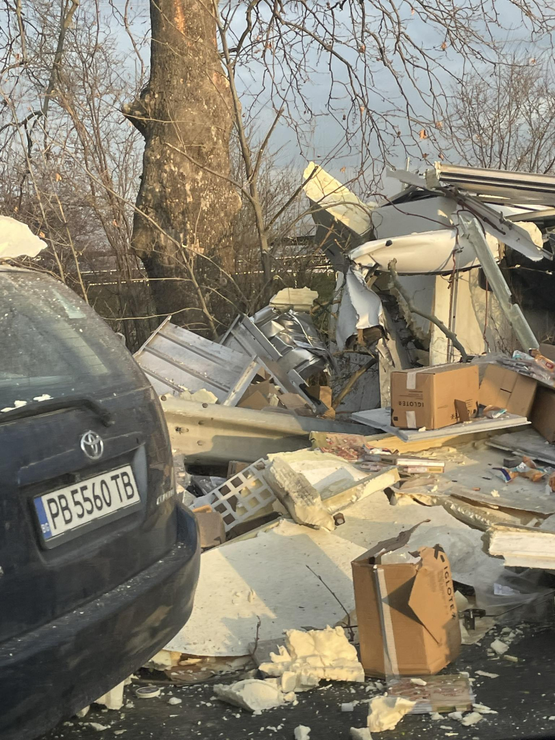 Ад на път в Пловдивко, човек лежи на шосето, а край него... СНИМКИ 