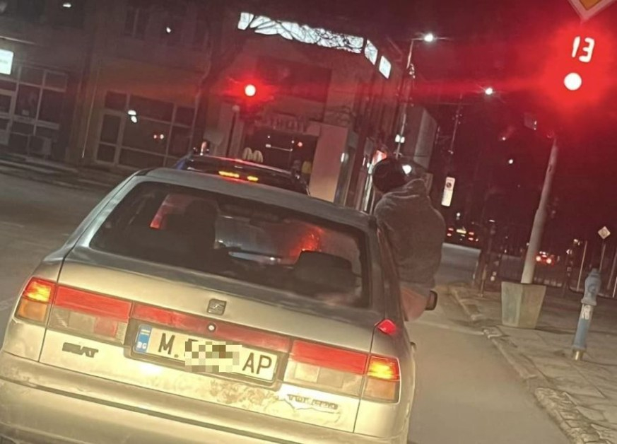 Готвят се за баловете: Келеш се вя като байрак от прозорец на кола СНИМКИ 