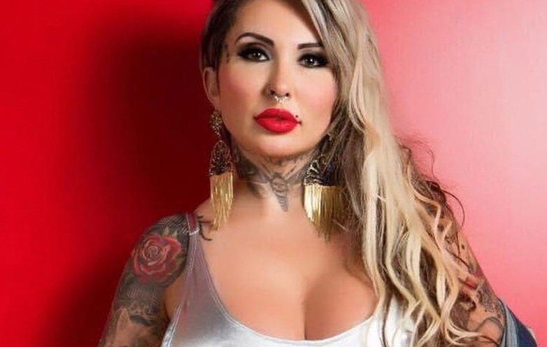 Моделка разказа за недостатъците на живота с огромни гърди СНИМКИ 18+