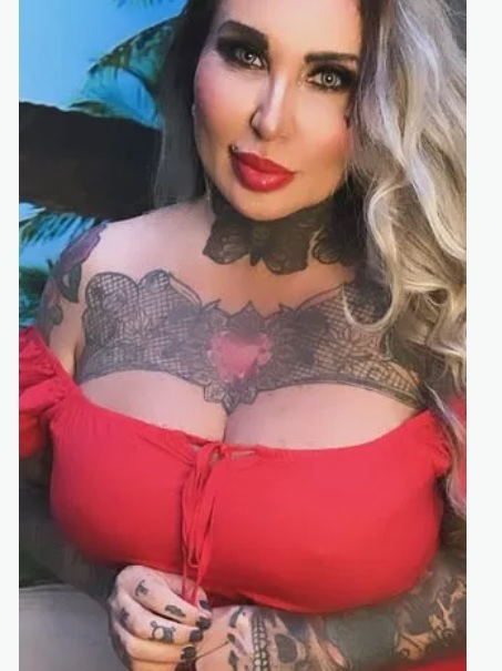 Моделка разказа за недостатъците на живота с огромни гърди СНИМКИ 18+