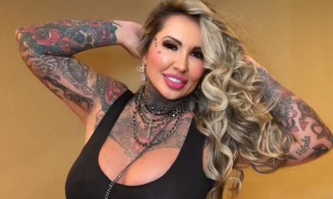 Моделка разказа за недостатъците на живота с огромни гърди СНИМКИ 18+