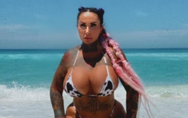 Моделка разказа за недостатъците на живота с огромни гърди СНИМКИ 18+