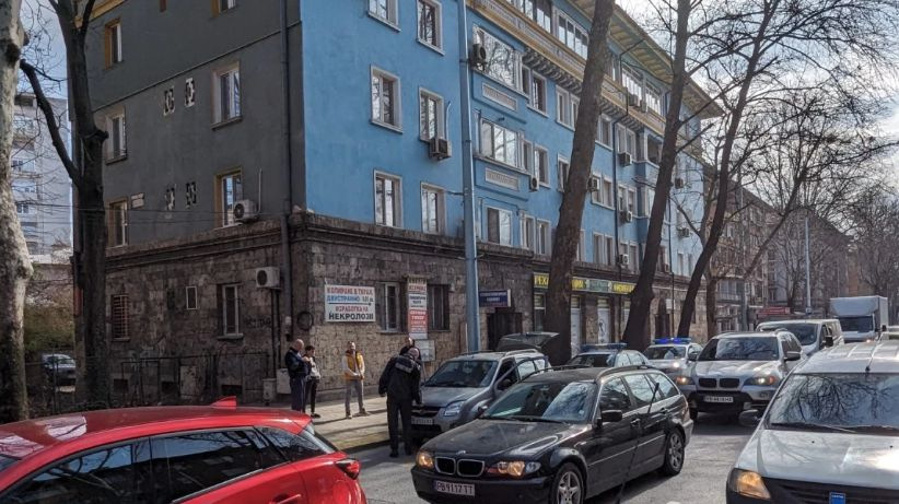 Извънредна ситуация в Пловдив! Полицаи обградиха кола и... СНИМКИ