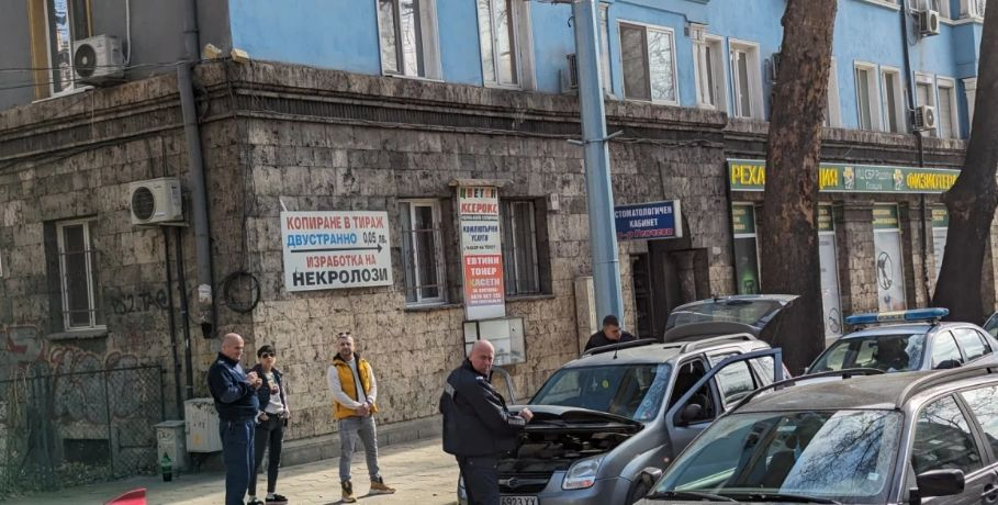 Извънредна ситуация в Пловдив! Полицаи обградиха кола и... СНИМКИ