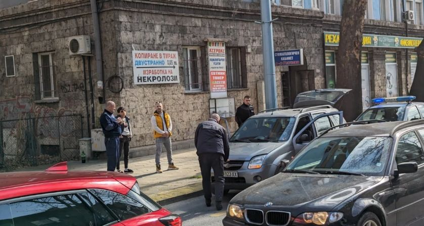 Извънредна ситуация в Пловдив! Полицаи обградиха кола и... СНИМКИ