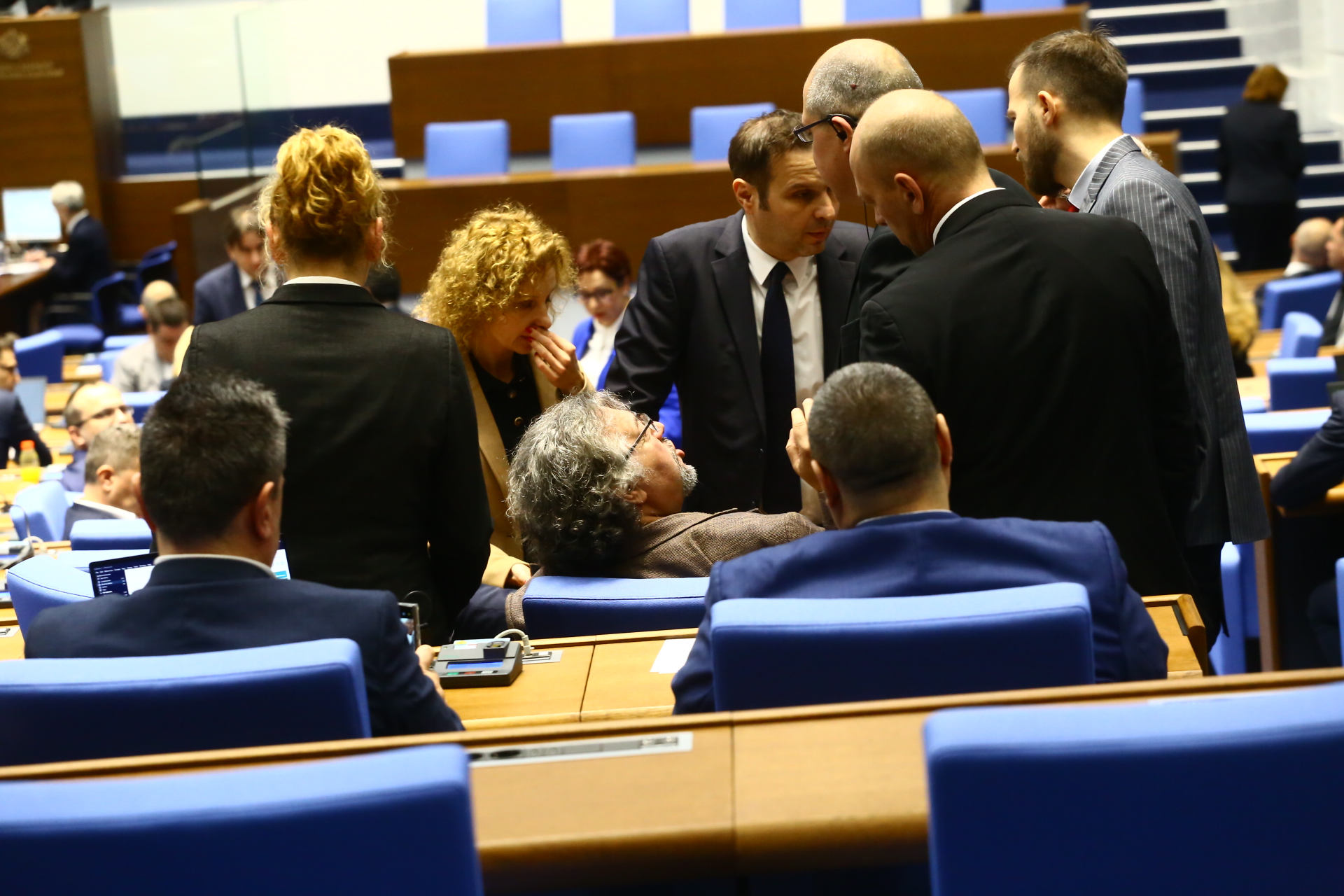 Цирк в парламента! Изгониха намирисващия Манол Пейков, той се завърна запъхтян и... БЛИЦ TV 