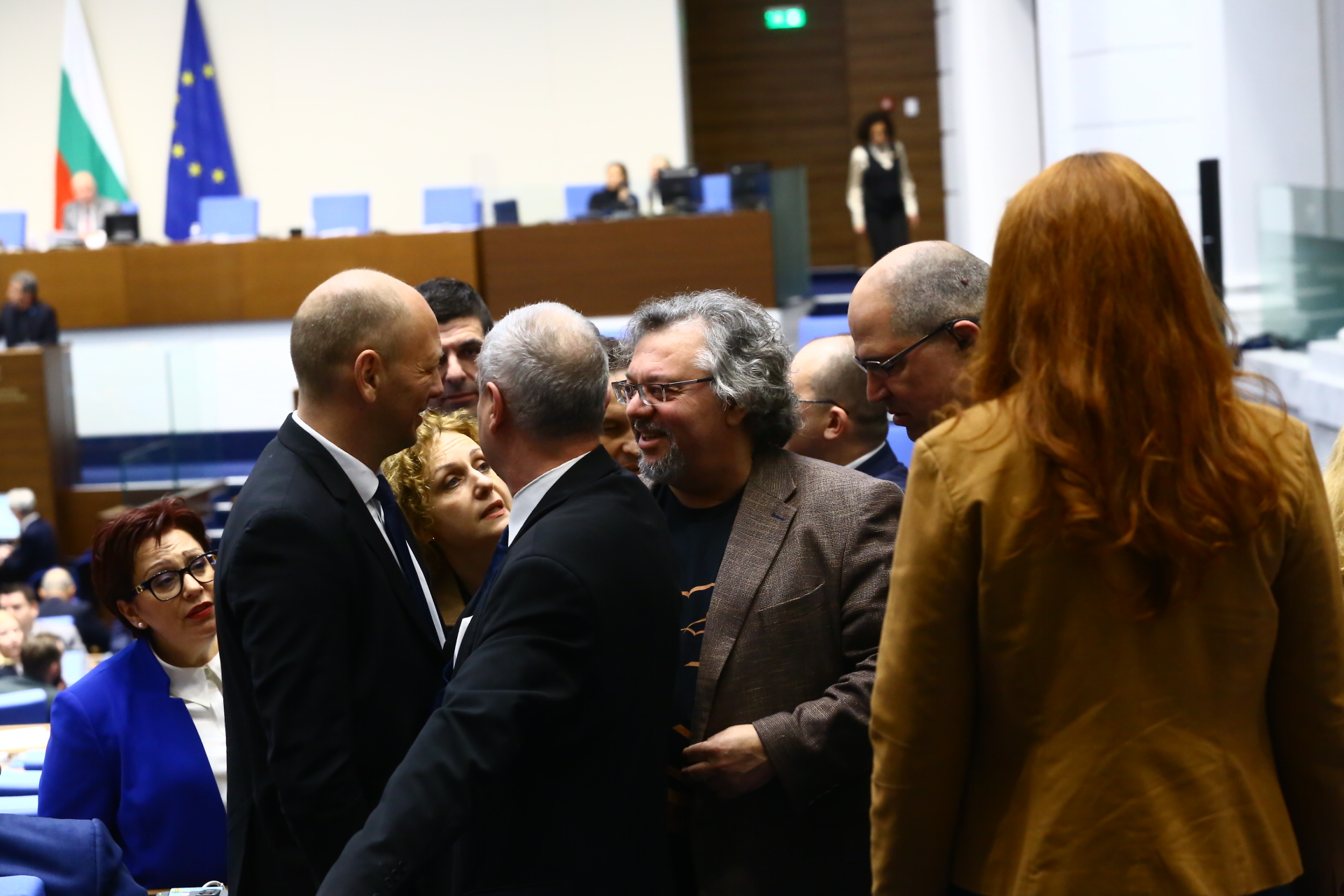 Цирк в парламента! Изгониха намирисващия Манол Пейков, той се завърна запъхтян и... БЛИЦ TV 
