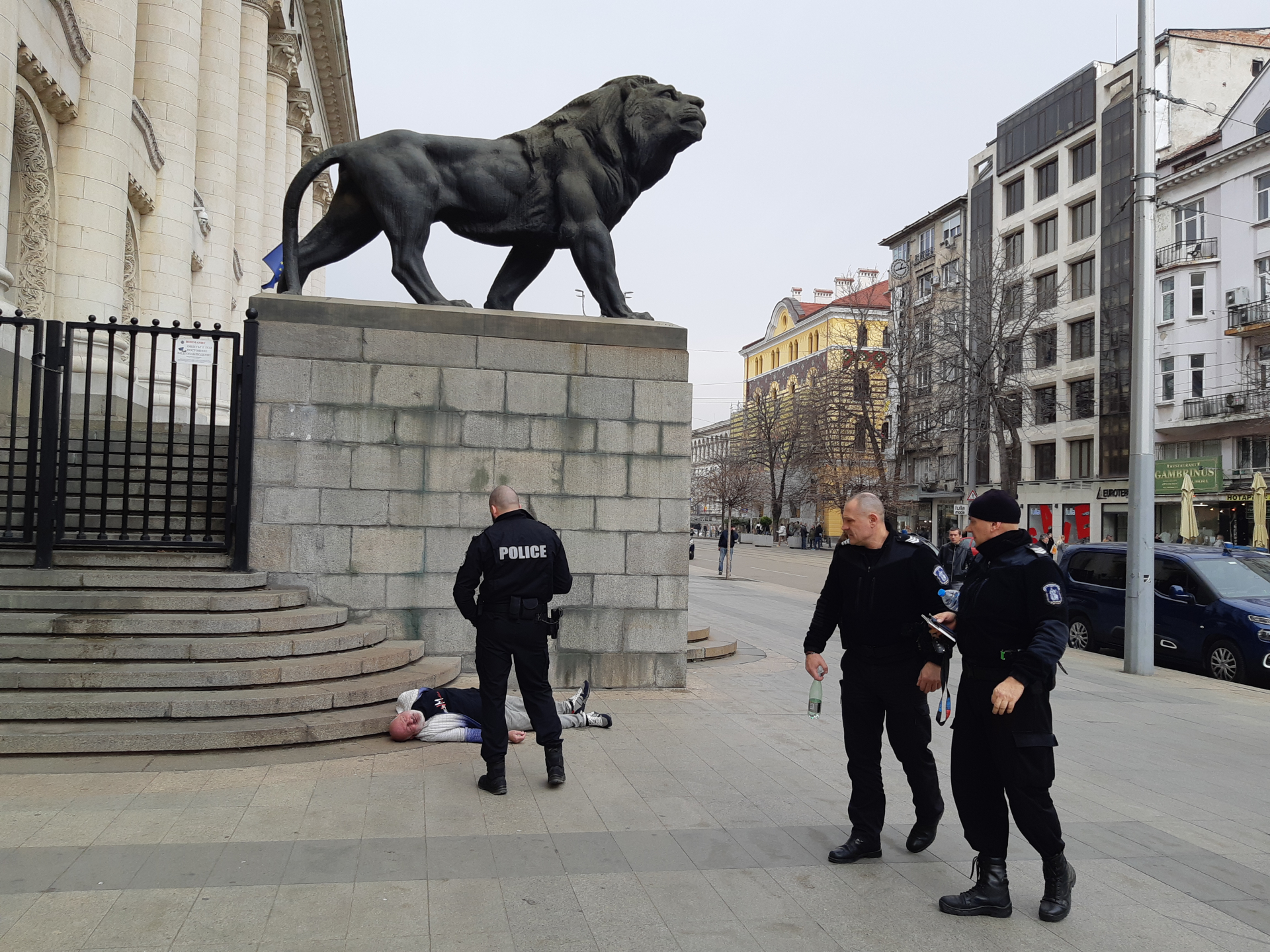 Инфарктна ситуация с полумъртъв мъж пред Съдебната палата в София СНИМКИ 18+