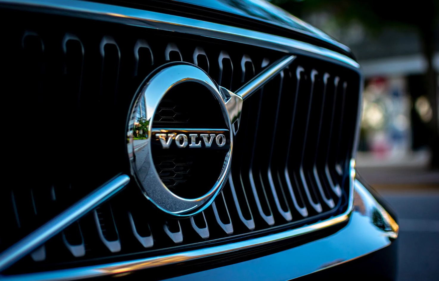 Революционната технология на Volvo Cars за свързана безопасност вече предупреждава водачите за инциденти напред.