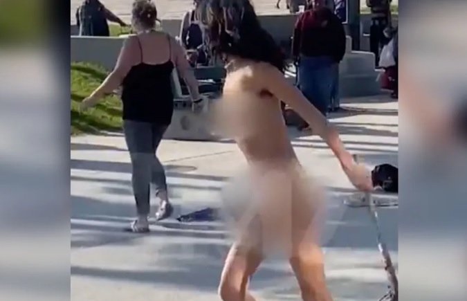 ВИДЕО 18+ запечата бой между голо момиче и...