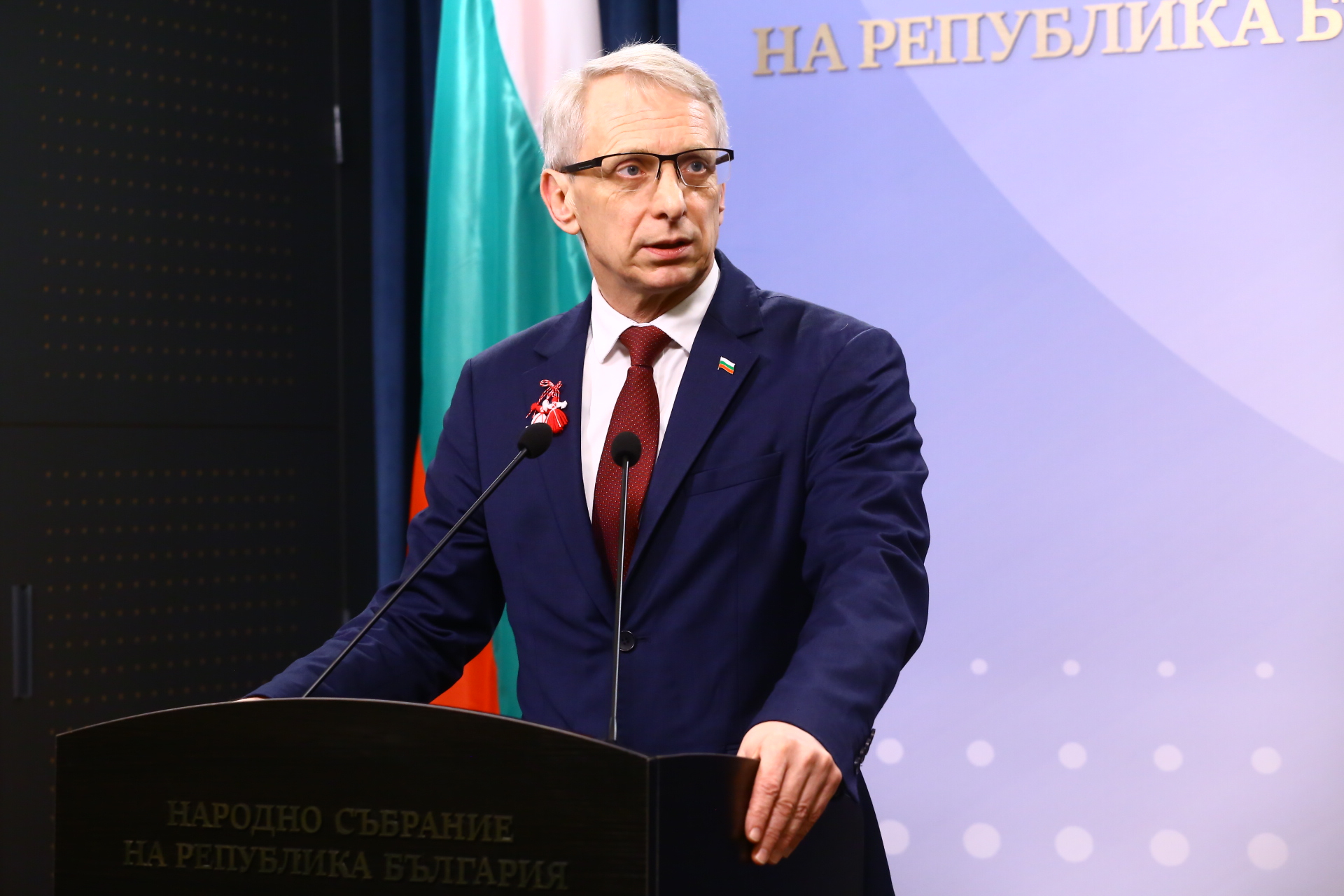 Страшен скандал в НС: Човек на Денков вербувал СВР