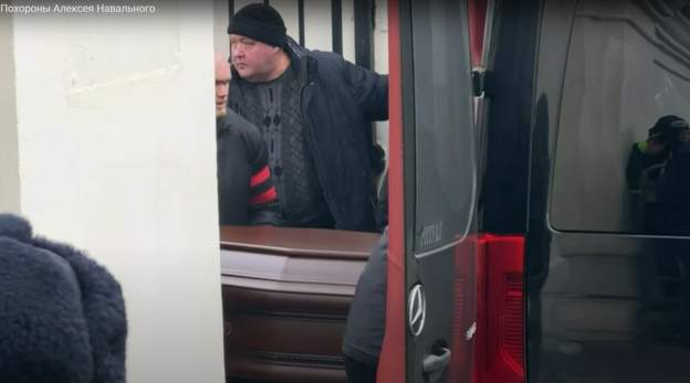 С викове посрещнаха ковчега на Навални, мистерия със съпругата му Юлия ВИДЕО