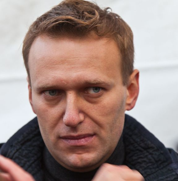 С викове посрещнаха ковчега на Навални, мистерия със съпругата му Юлия ВИДЕО