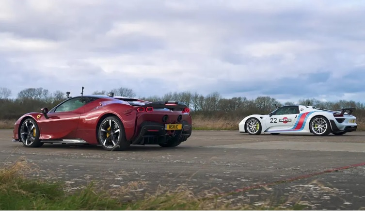 Страхотна битка на спортните коли Porsche 918 Spyder и Ferrari SF90 ВИДЕО