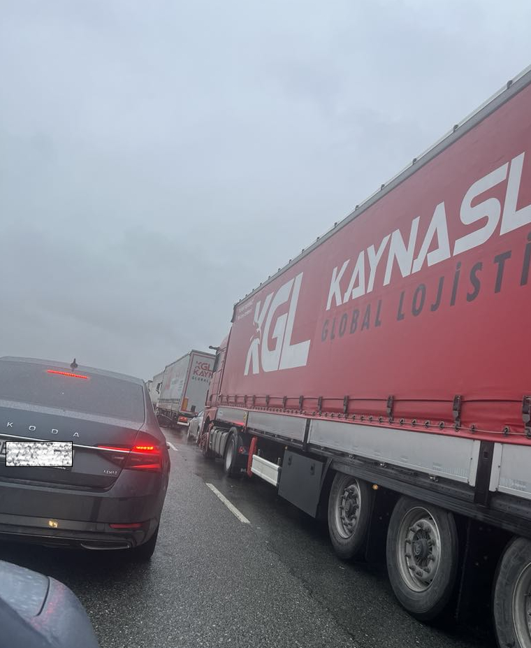 Кошмар на АМ "Хемус", шофьорите се спукват да псуват СНИМКИ