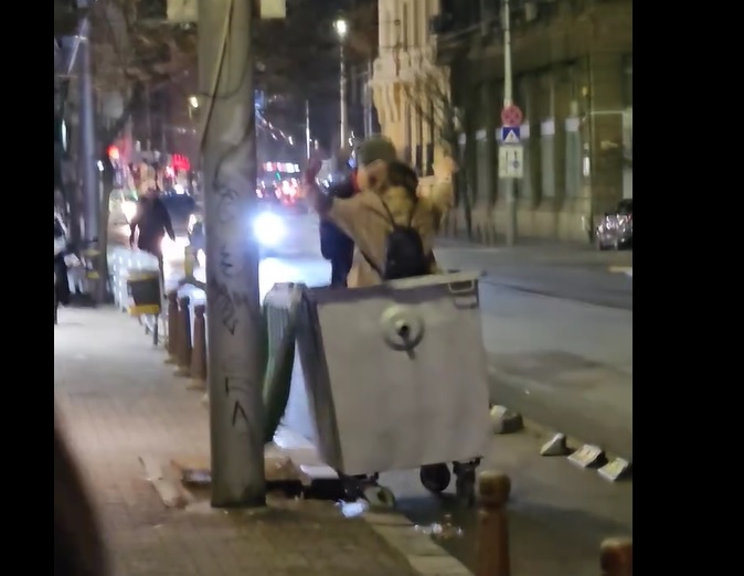 Такава простотия младежи в София скоро не бяха вършили ВИДЕО
