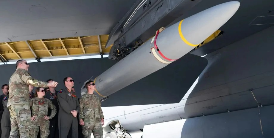 Поздрав за Китай: САЩ показаха B-52 с хиперзвукова ракета в базата в Гуам СНИМКИ