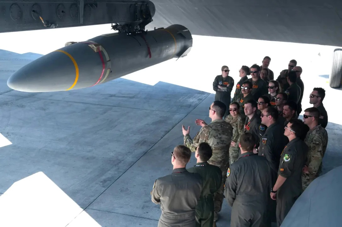 Поздрав за Китай: САЩ показаха B-52 с хиперзвукова ракета в базата в Гуам СНИМКИ