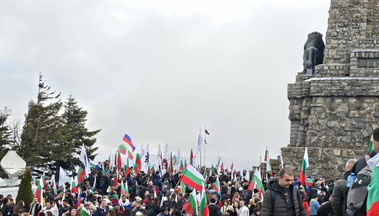 Хиляди родолюбци изкачват Шипка, освиркаха... СНИМКИ