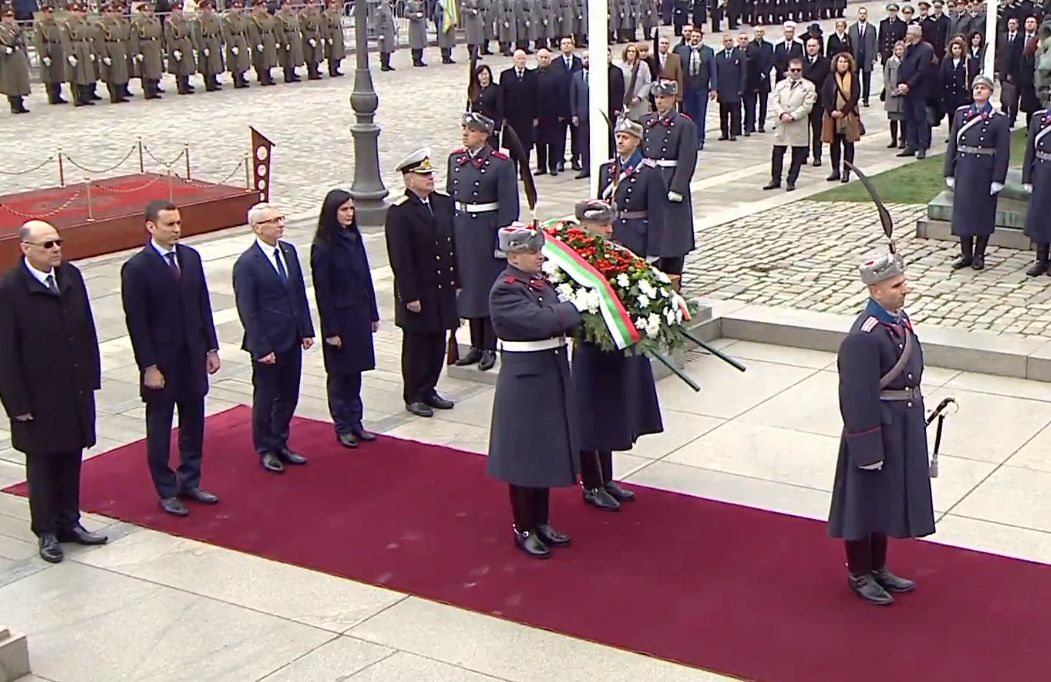 Всички гледат към Денков и Габриел, двамата рамо до рамо... ВИДЕО