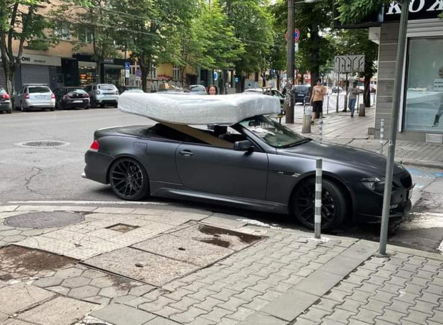 Куриозна СНИМКА от София: Да си купиш BMW шестица, а на него да возиш...