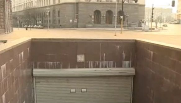 Грозна гледка в центъра на София, а опасността е голяма СНИМКИ