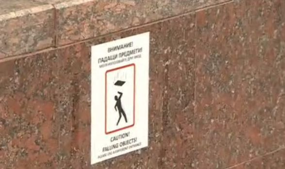 Грозна гледка в центъра на София, а опасността е голяма СНИМКИ