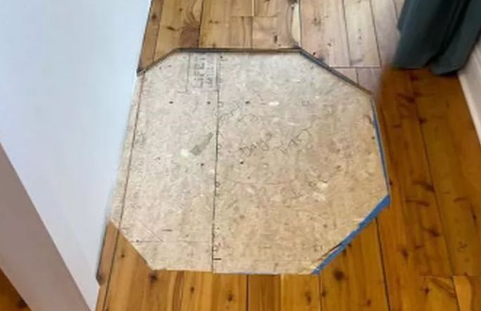 Те махаха стария паркет и се натъкнаха на дупка, дълбока 6 метра ВИДЕО